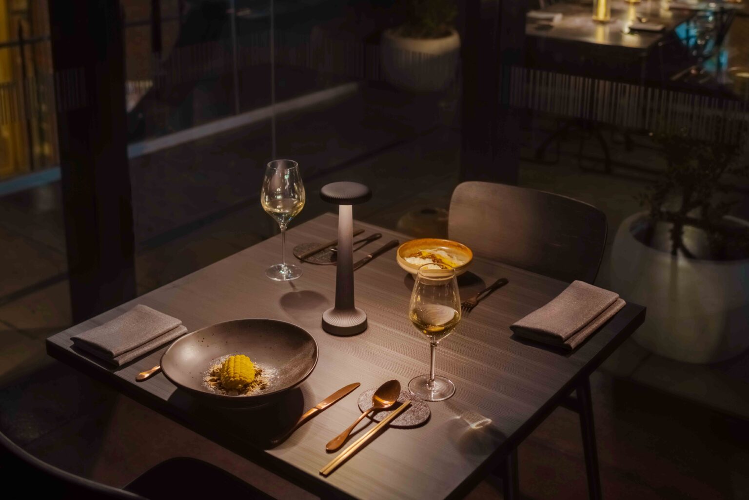 NEOZ x Jung Sung Tall Poppy Satin Black Dining 008 1 NEOZ Lighting - Lampes de table sans fil
